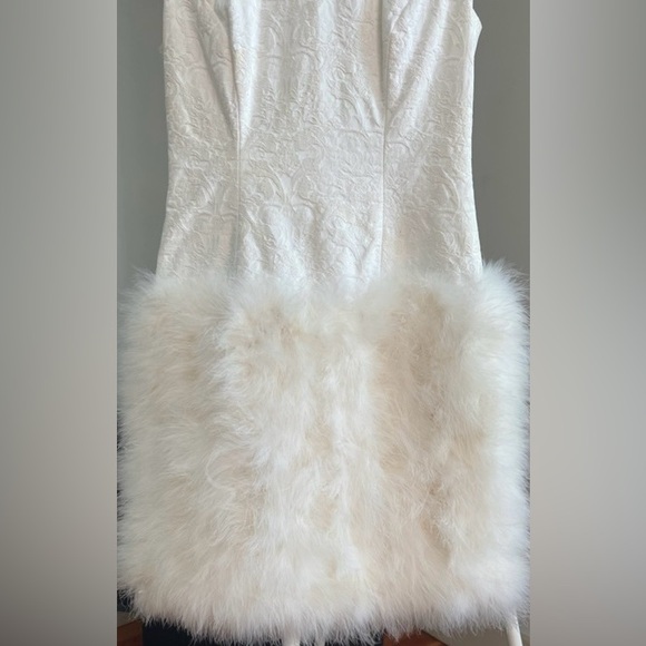 BCBGMaxAria White Brocade Sleeveless Feather/Fur Skirt Mini Dress (Size 6) - Picture 7 of 7
